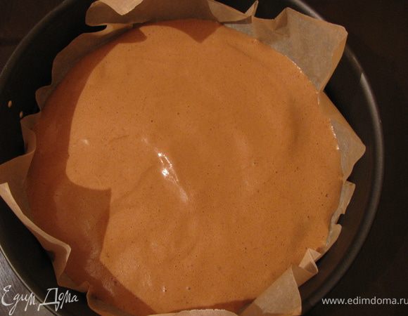 Далее по рецепту предлогалось сделать следующее:Разогреть духовку до 190*С. 
 Нарисовать на пергаменте 8 окружностей, диаметром 20 см. Выложить тесто внутрь нарисованных окружностей (приблизительно по полстакана в каждую) и разровнять лопаткой. Выпекать 5-8 мин. Дать остыть и отделить бумагу.Но у меня нет такой маленькой формы и ни в одном магазине мне не удалось отыскать даже на 24см.Фома у меня была диаметром 26см,поэтому вышло только 3 кожа.