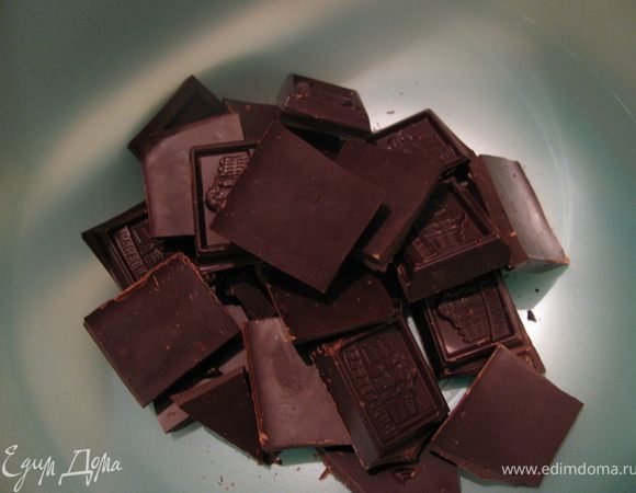 Крем:  Лучше начать готовить за день до сборки торта.
 Шоколад нарубить, положить в чашку.