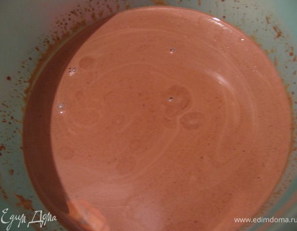 И залить ими нарубленный шоколад. Хорошо размешать.