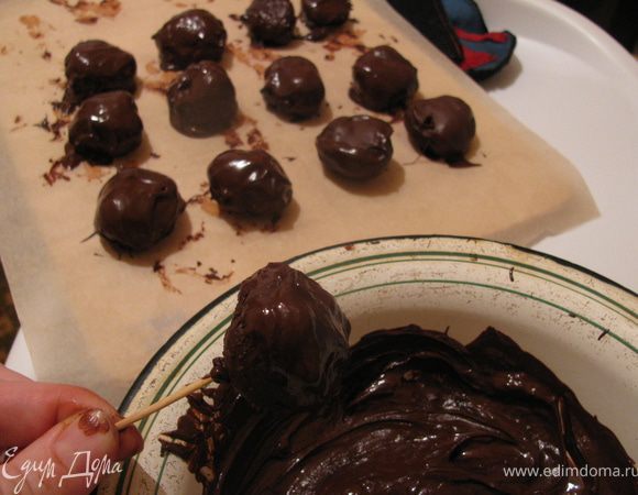 Растопить шоколад. Окунуть каждый шарик в растопленный шоколад и оставить застывать.