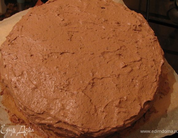 Сборка: 
 Увлажнить каждый корж сиропом и прослоить кремом. Покрыть кремом бока и верх торта.