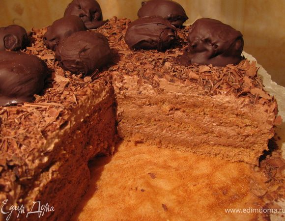 Присыпать шоколадной стружкой и украсить конфетами-трюфелями.И можно наслождаться