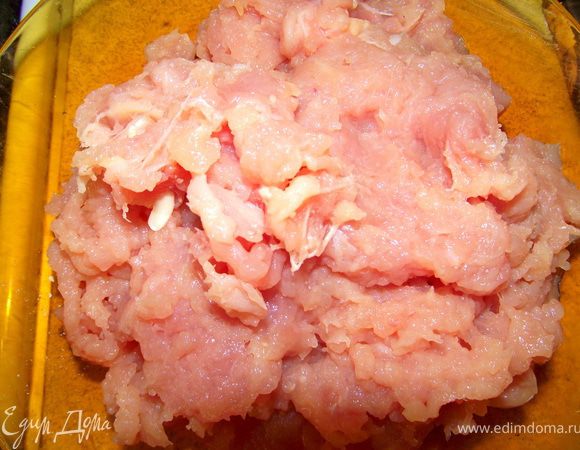 Из филе курицы приготовить фарш или взять уже готовый.