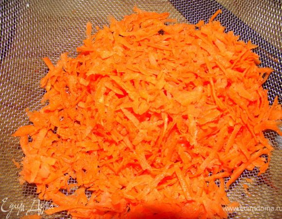 Морковь натереть на крупной тёрке.