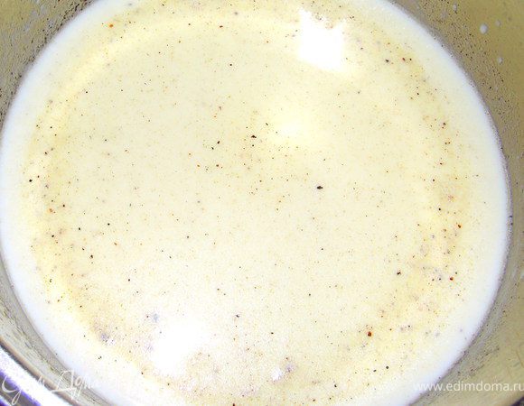 Для соуса: масло разогреть в сотейнике, добавить непрерывно помешивая муку и обжаривать её 1 минуту. Потихоньку вливать тёплое молоко. Постояно помешивать при этом. Добавить специи. Снять с огня.