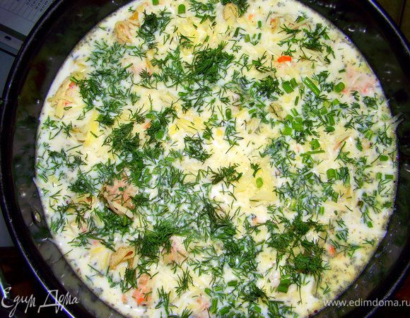 Посыпать сверху тёртым сыром и укропом.