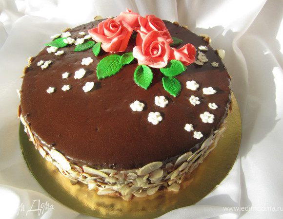 Или же приготовить помадку. Сахар воду довести до кипения, добавить какао, довести до кипения. Снять с огня добавить масло перемешать. Дать остыть(помадка должна немножко загустеть. Полить торт, бока можно украсить миндальными хлопьями.
