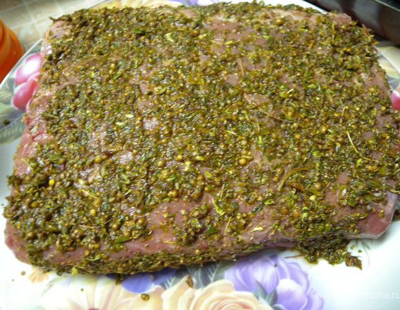 Обмазать сверху и бока мяса маслом а потом и приправами. 