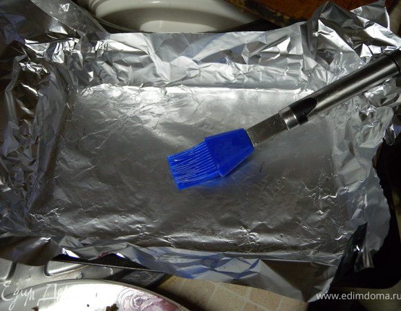 Возьмите побольше фольги, чтобы после приготовления можно было завернуть в нее мясо. 