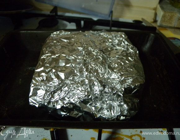 КОГДА МЯСО ПРОПЕКЛОСЬ - ОБВЕРНУТЬ ФОЛЬГОЙ НА ПОЛЧАСА.  