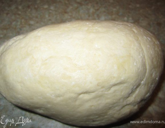 Маргарин комнатной температуры перемешать с творогом, сахаром и яйцом. Добавить муку, гашеную соду, замесить мягкое тесто.