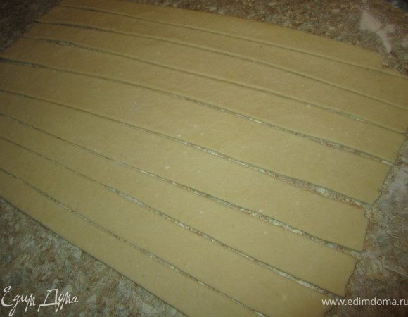Тесто раскатать, порезать на длинные полоски.
