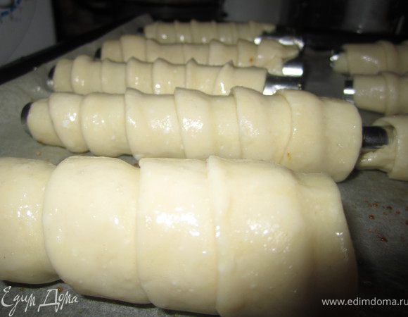 Смазать белком.