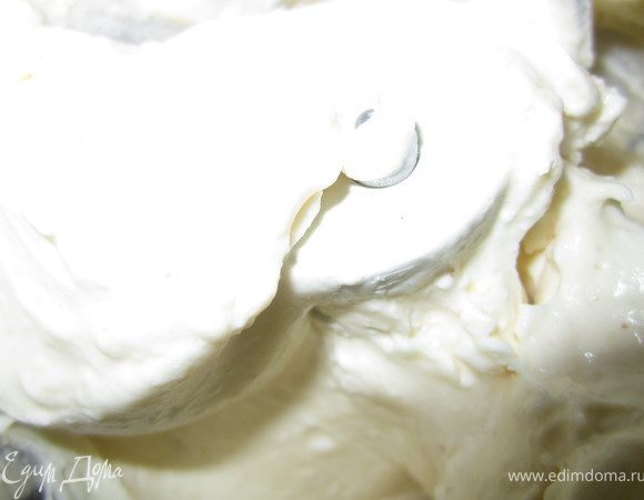 Приготовить крем. Если у вас домашняя сметана и творог их достаточно просто взбить в блендере с сахаром. Магазинную сметану лучше брать жирную и предварительно откинуть на марлю на 2-3 часа. чтобы с нее ушла лишняя жидкость. 