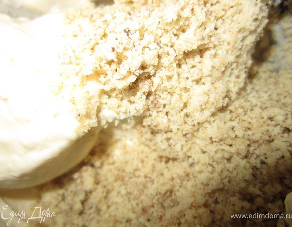 Добавить измельченные орешки.