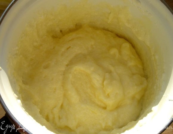 Для крема нагреть молоко.В отдельной миске смешать желтки,сахар,крахмал и лимонный сок.Тонкой струйкой влить горячее молоко,постоянно помешивая.Поставить ёмкость с кремом на медленный огонь и нагревать,помешивая,до загустения.Снять с огня и на этом этапе можно добавить в крем,предварительно замоченный,желатин(5 гр).Я не добавляла.Белки взбить до жёсткости и ввести в немного остывший крем. 