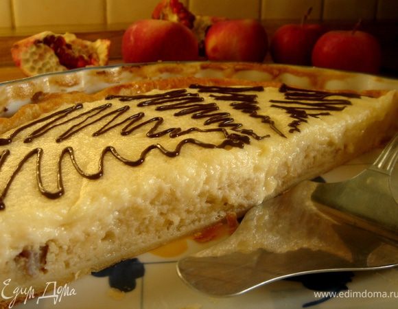 Выложить крем на готовый пирог.Остудить.Перед подачей украсить пирог узором из растопленного с молоком шоколада или башенками из малинового джема и т.д.Приятного аппетита!