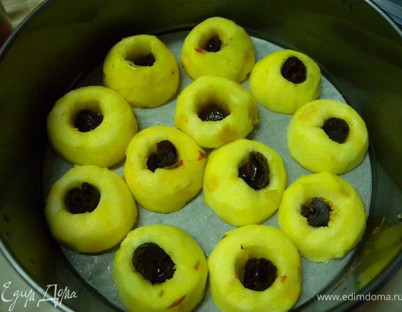 В дырочки яблок положить финики.