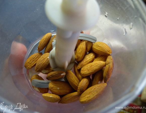 Миндаль немного измельчить.