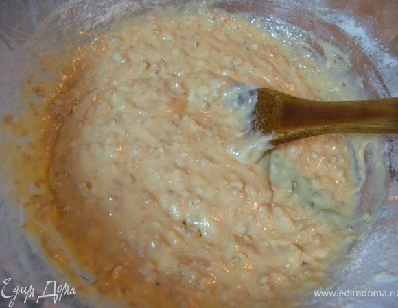 Перемешать. Должно получится тесто как на кекс, густоватое. Если сильно - можно долить молока.   