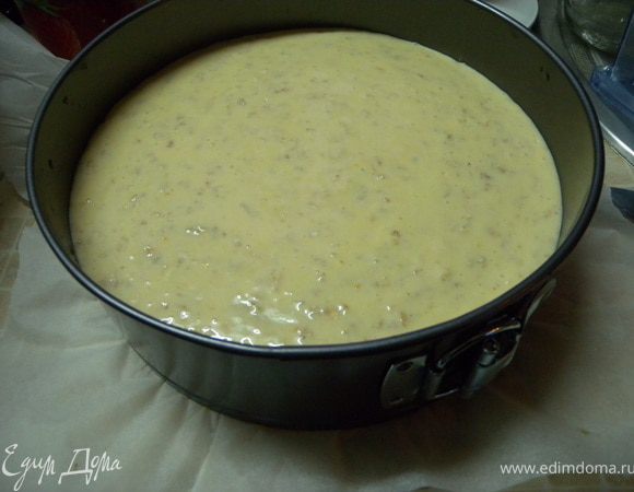 Вылить тесто поверх яблок и отправить в разогретую духовку до 170 с. Выпекать более часа. Готовность проверять зубочисткой или деревянной палочкой. 