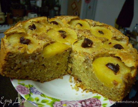 Я делала в форме 22 см и он у меня получился горкой. В следующий раз буду брать форму побольше. Хотя он очень хорошо пропекся и не треснул. 