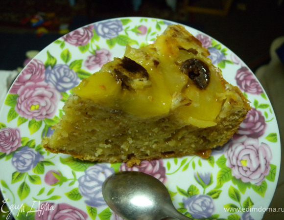 Полить кленовым сиропом. Пирог получается "мокрым" по структуре. тяжелым и сытным.  Приятного аппетита!