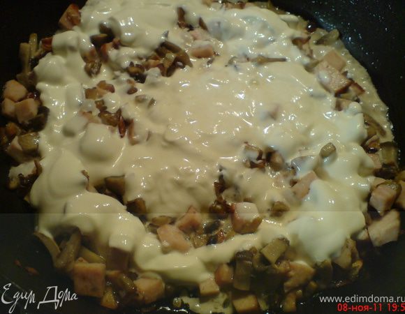 Лук, грибы и ветчину нарезать и обжарить на подсолнечном масле. Добавить сливки, перемешать и подержать еще на огне 3-5 минут. Посолить,добавить специи.
