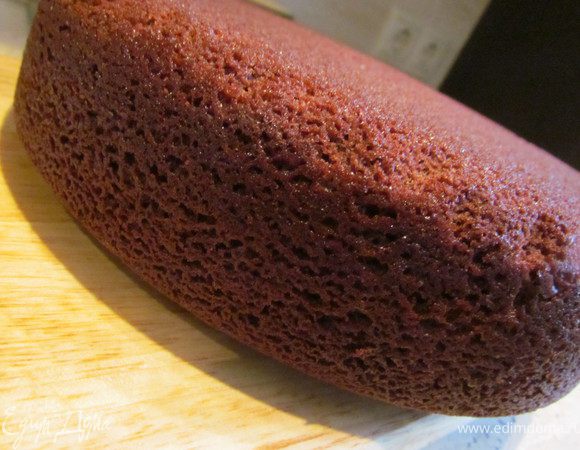 Испечь бисквит, для этого необходимо смешать все сухие ингредиенты, влить молоко, вбить яйца (но и без них отлично получается)! Хорошо перемешать и влить стакан крутого кипятка. Хорошо перемешать и выпекать в смазанной форме при 170С примерно час.