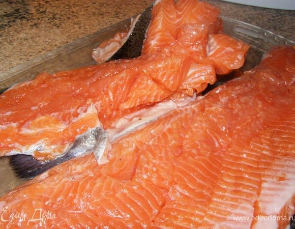 Форель разделать на филе с кожей. Надрезать филе крест-накрест, не прорезая кожу. Должен получиться кубик, как на фото.