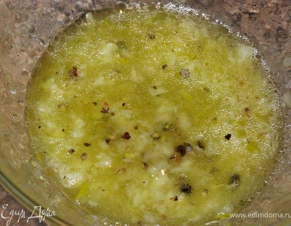 Чеснок пропустить через пресс, смешать с соком половины лимона, солью, перцем и оливковым маслом
