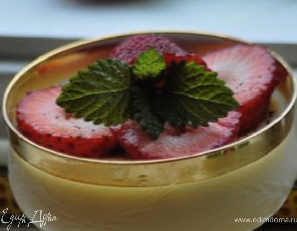 В кастрюльке желатин растворить в воде, оставить 1-2 мин. Перемешать сахар со сливками,Вылить в желатин и на медленном огне примерно 5мин. помешивать пока желатин полностью растает.
Снять с огня. Взбитые яйца добавить в общую кастрюльку и опять на медленный огонь 3-4мин.,но не кипятить,помешивать постоянно.
Снять с огня и добавть миндальный экстрат,перемешать. Готовый крем вылить в креманки,в холодильник до полного застывания, подавать с ягодами и шоколадом.
