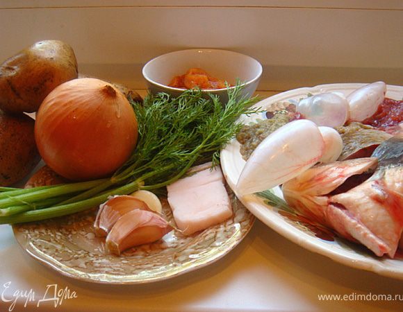 Вот собственно простые ингредиенты (если у вас рыбка не икряная- добавляйте смело молоки-они придадут белый цвет ухе)