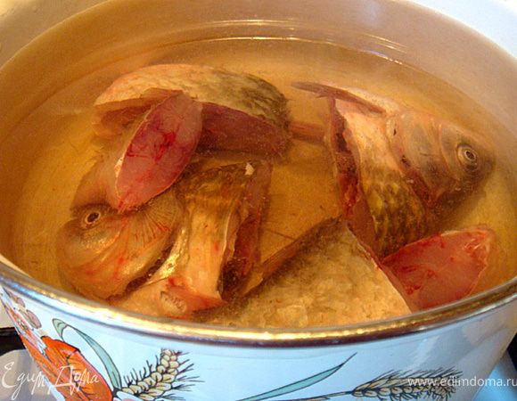 Карасей почистить-вытащить жабры, распотрошить,промыть и порезать порционно. Удалить плавники, желчь.
Налить в кастрюлю (лучше эмалированную) 3 литра воды, положить туда нашу рыбку (без икры и пузырей) и поставить на огонь. Варить 20 минут-снимая пену. 
