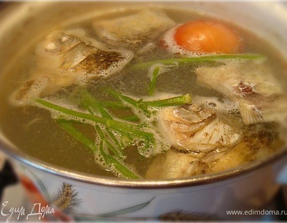 Лук помыть (не чистить)- разрезать пополам- одну половину прям с кожурой добавить в бульон после 20 минут варки, отрезать с укропа стебли и тоже добавить в бульон. варить еще 10 минут. После чего лук и укропные стебельки выбросить.
