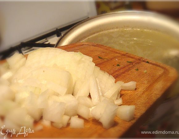 Картошку почистить и порезать кубиками. Вторую половинку лука мелко нарезать. Выложить в бульон, добавить пузыри и икру-варить еще 15-20 минут. Добавить соль,лавровый лист и перец горошком.
