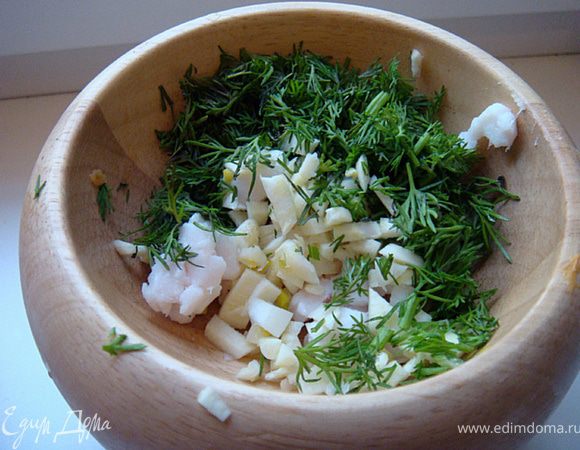 Тем временем сделаем заправку: мелко порезать чеснок,сало и укроп. Все вместе растереть в кашу в ступке. В конце варки выложить нашу заправку в уху- осторожно перемешать.