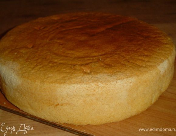 Масло с сахаром и солью взбить, по одному вбивать яйца, не переставая взбивать.
Муку перемешать с крахмалом и разрыхлителем, просеять и добавлять поочерёдно с молоком с к яично-масляной массе. Форму (у меня 28 см в диаметре) застелить бумагой и смазать маслом, вылить тесто и выпекать при температуре 180 гр. 30 минут.
Бисквит получается нежный и мягкий, пропитки не требует.