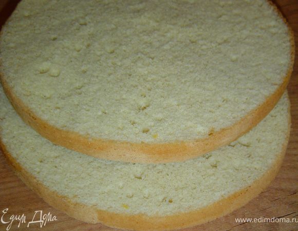 Дать остыть и разрезать на два коржа.