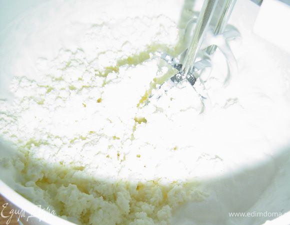 Когда основа готова, приступаем к изготовлению крема. К творогу добавляем сахар, йогурт и взбиваем до получения однородной массы. Желатин (у меня быстрорастворимый) разводим в небольшом кол-ве теплой воды и перемешиваем до полного растворения, затем добавляем его в йогуртово-творожную массу и еще раз взбиваем. Полученную массу делим на две равные части и добавляем растопленный на водяной бане шоколад, в одну половину - молочный, во вторую - белый. Взбиваем еще раз каждую часть.