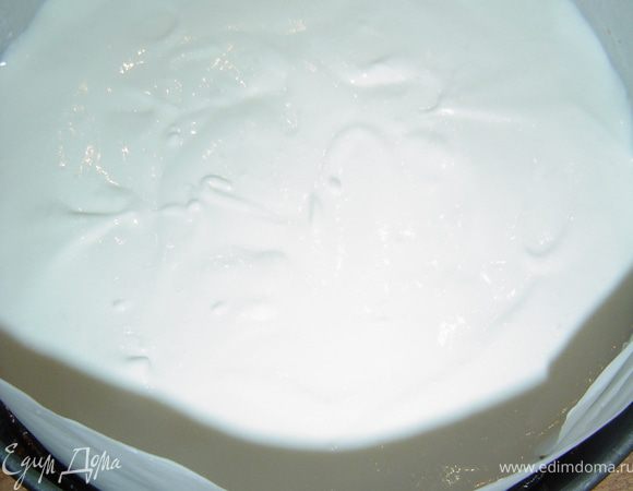 На корж выкладываем творожно-йогуртовую массу с белым шоколадом и отправляем в холодильник на 15 минут.