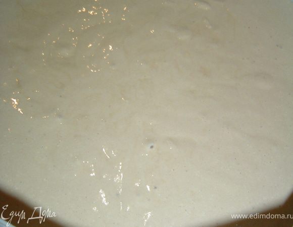 Затем на первый слой крема выкладываем массу с молочным шоколадом и даем полностью застыть в холодильнике.