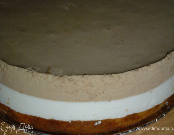 Когда крем застынет, аккуратно убираем пергамент и украшаем торт.