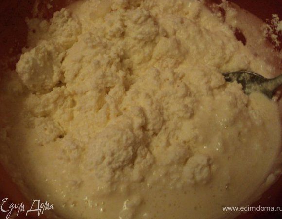 Творог пропустить через мясорубку, добавить взбитые с сахарной пудрой желтки и яйца, растительное масло, сухой пудинг, растительное масло, молоко, ванильный сахар, крахмал. Масса по консистенции похожа ни жидкую сметану. У меня пудинг был «Ванильны» и «Карамельный», поэтому творожная масса приобрела карамельный цвет.