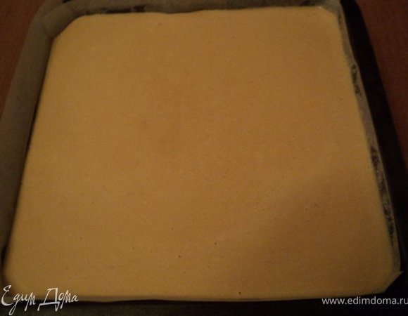 Выливаем творожную массу и выпекаем в духовке 50 мин при температуре 180градусов.