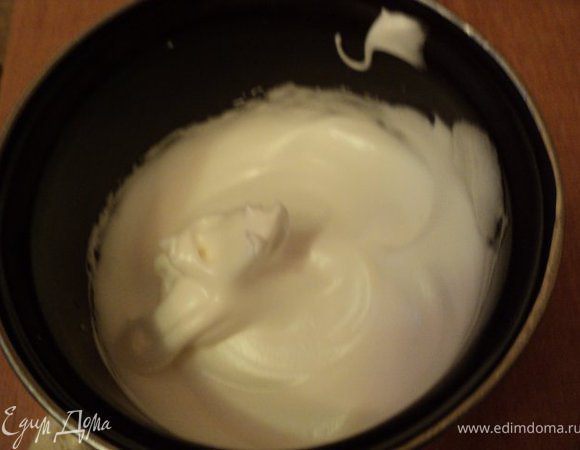 Вбиваем охлажденные белки до устойчивых пиков, в конце добавляем сахар и кокосовую стружку.