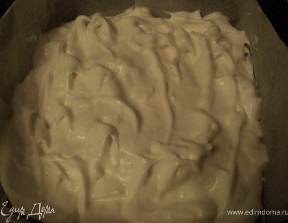 Почти готовый творожник вынимаем из духовки, покрываем верх белковой массой и ставим обратно допекаться на 30мин, до золотистой корочки на белковой пенке.