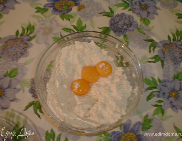 Муку и сливочное масло перетереть в крошку.Добавить 3 желтка, затем добавить кефир, смешанный с содой. Замесить тесто и оставить его отдыхать.
