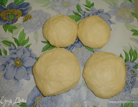 Тесто разделить на 4 неравные части (по 2 равные).