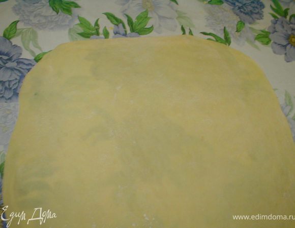 Раскатать 2 меньшие части (прямоугольные коржи). Выстелить противень бумагой для выпечки, положить на него корж, сделать несколько насечек на корже, чтобы он не вздулся и поставить в предварительно разогретую духовку на 10-15 минут. Также поступить со вторым коржом меньшего размера.

Если Вы посмотрите на фото, то увидете, что корж раскатан так, что просвечивает рисунок клеёнки.